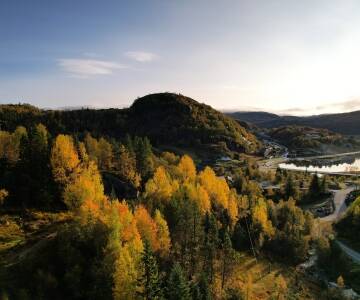Hotellet ligger i Fidjeland, omtrent 650 meter over havet, omgitt av storslåtte fjell og vakker natur.