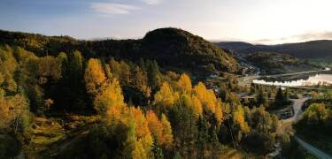 Das Hotel befindet sich in Fidjeland, etwa 650 Meter über dem Meeresspiegel, umgeben von beeindruckender Berglandschaft und Natur.