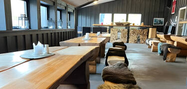 Slapp av med en drink på hotellets koselige og innbydende bar.