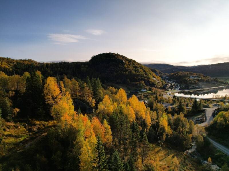 Hotellet ligger i Fidjeland, omtrent 650 meter over havet, omgitt av storslåtte fjell og vakker natur.