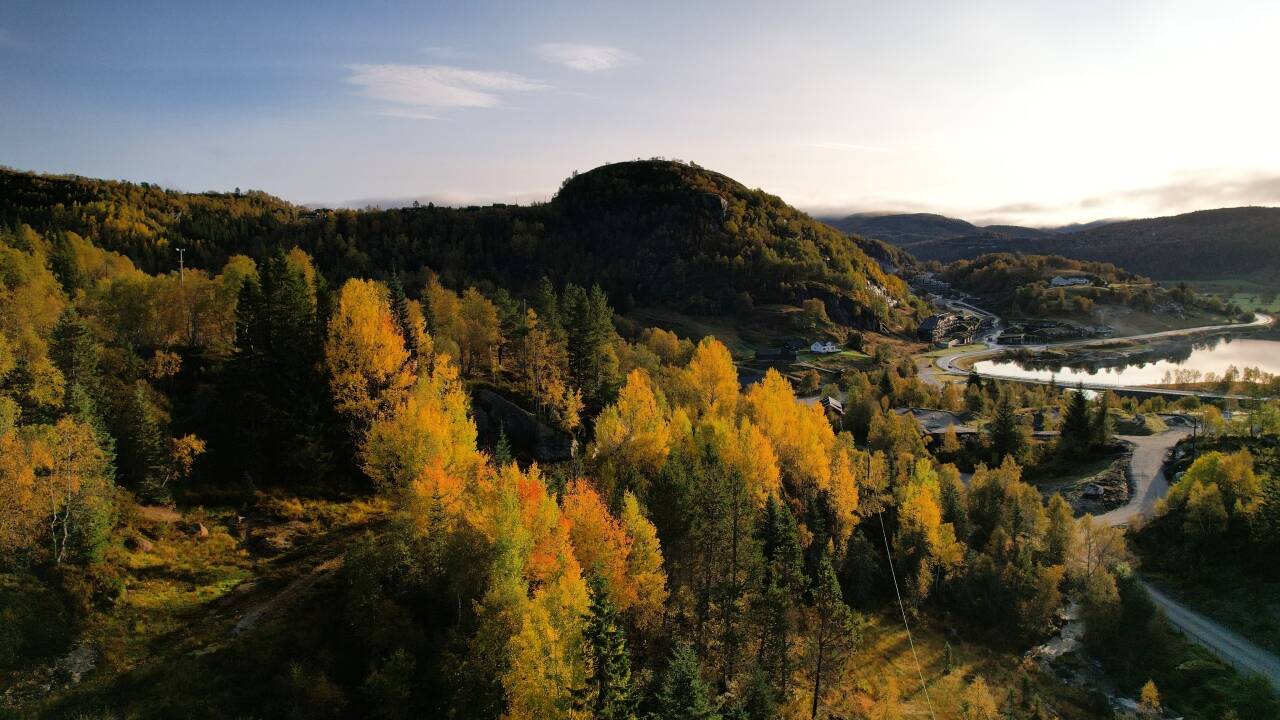 Das Hotel befindet sich in Fidjeland, etwa 650 Meter über dem Meeresspiegel, umgeben von beeindruckender Berglandschaft und Natur.