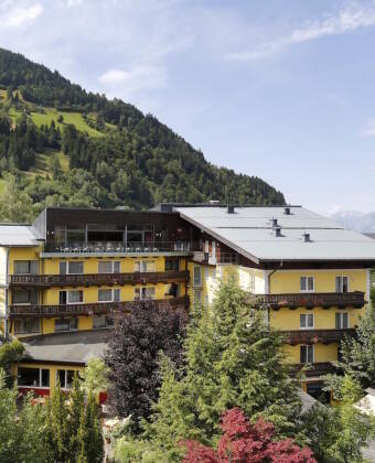 Bo på ett modernt och välkomnande hotell med ett utmärkt läge nära sjön Zell och linbanan Areitbahn.