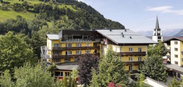 Bo på ett modernt och välkomnande hotell med ett utmärkt läge nära sjön Zell och linbanan Areitbahn.