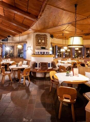 Smaka på regionala rätter i den inbjudande restaurangen eller njut av en drink på den soliga terrassen med utsikt över bergen.