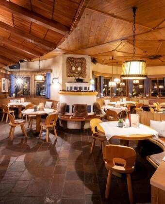 Smaka på regionala rätter i den inbjudande restaurangen eller njut av en drink på den soliga terrassen med utsikt över bergen.