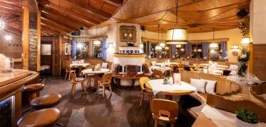 Smaka på regionala rätter i den inbjudande restaurangen eller njut av en drink på den soliga terrassen med utsikt över bergen.