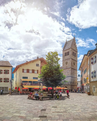 Vandre gjennom Zell am Sees sjarmerende gater og livlige kafeer, bare en kort spasertur fra hotellet.
