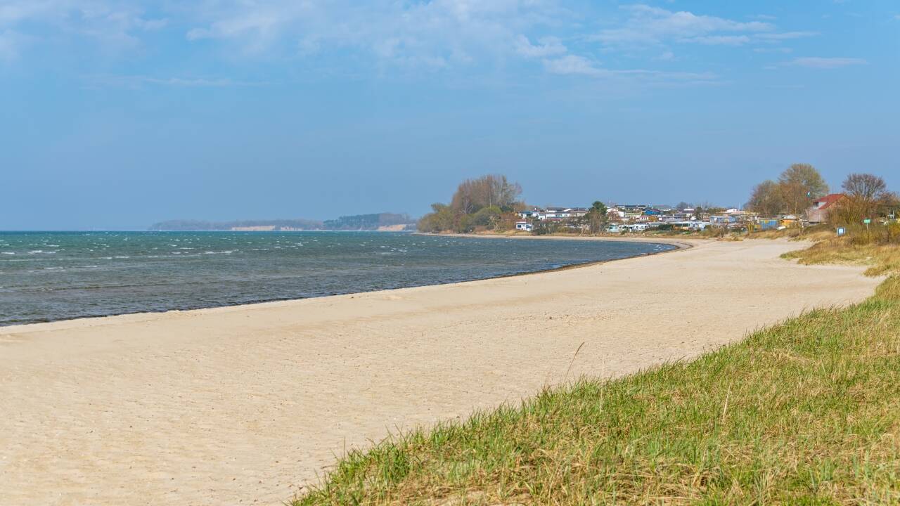 Den brede sandstranden ved Wohlenberger Wiek ligger bare noen minutter unna og er ideell for lange turer.