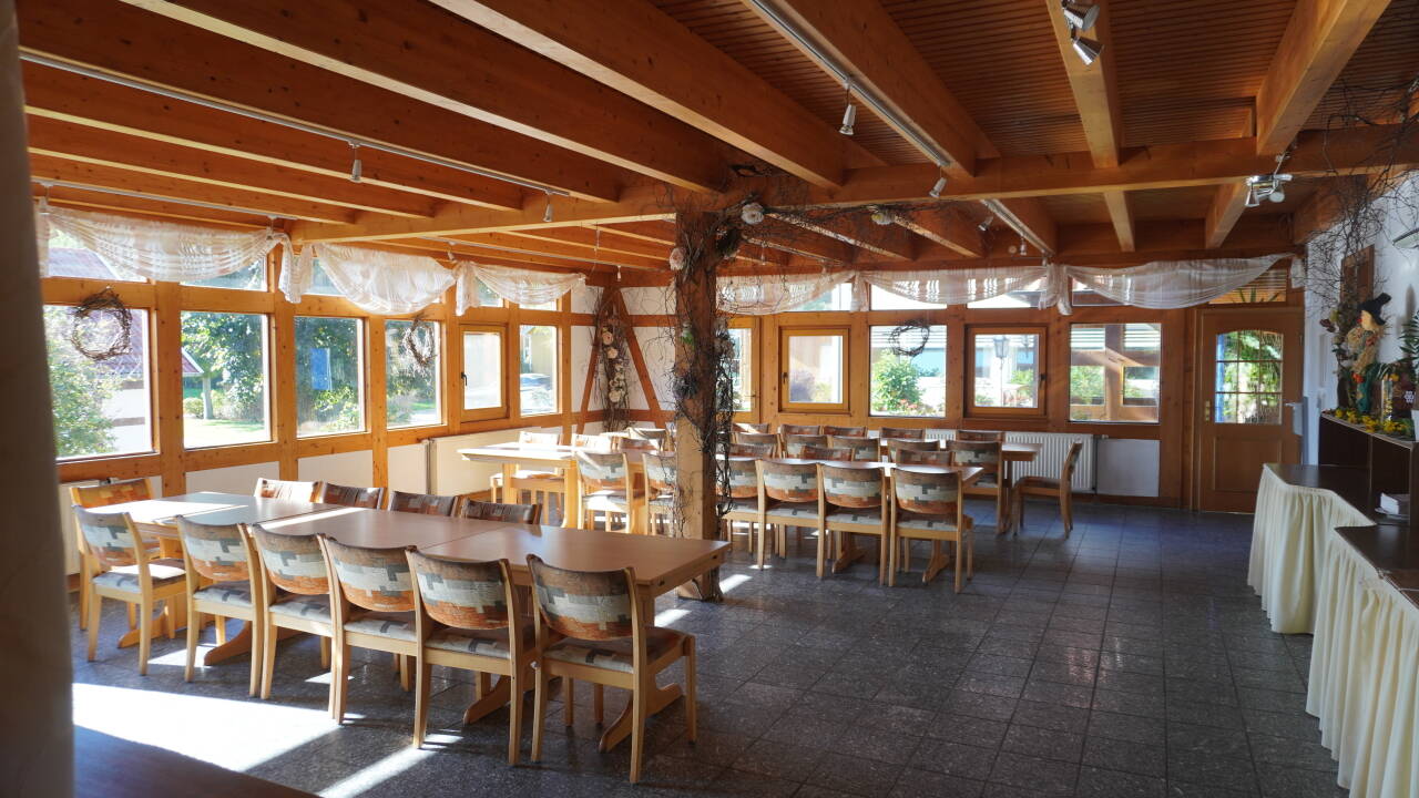 Hotellets restaurant serverer varierede buffeter og regionale retter, så du kan nyde en nem middag og et glas vin uden at forlade området.