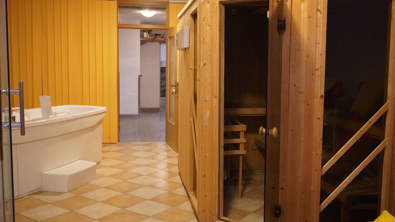 Der er et gratis fitnessrum, og mod et mindre gebyr kan gæster benytte sauna og andre spatilbud.