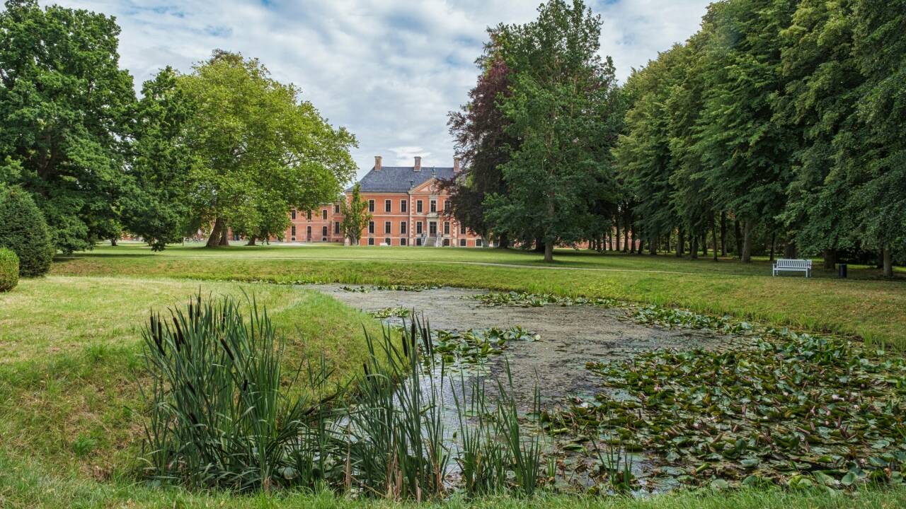 Besuchen Sie das nahegelegene Schloss Bothmer, ein beeindruckendes Barockschloss, das von einer Parkanlage umgeben ist.