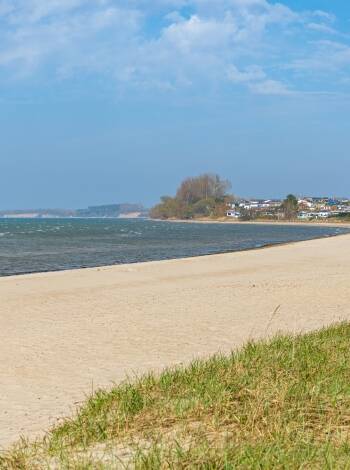 Den breda sandstranden vid Wohlenberger Wiek ligger bara några minuter bort och är perfekt för långa promenader.