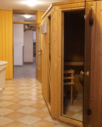 Der er et gratis fitnessrum, og mod et mindre gebyr kan gæster benytte sauna og andre spatilbud.