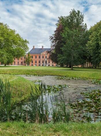 Besök närliggande Schloss Bothmer, ett imponerande barockslott omgivet av parklandskap.