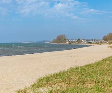 Den breda sandstranden vid Wohlenberger Wiek ligger bara några minuter bort och är perfekt för långa promenader.