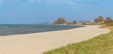 Den brede sandstranden ved Wohlenberger Wiek ligger bare noen minutter unna og er ideell for lange turer.
