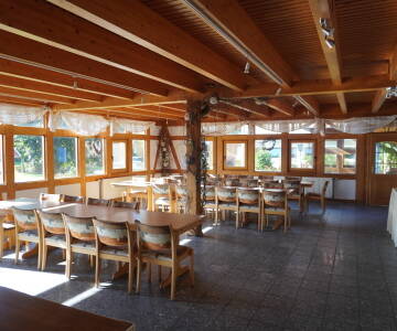 Hotellets restaurant serverer varierede buffeter og regionale retter, så du kan nyde en nem middag og et glas vin uden at forlade området.