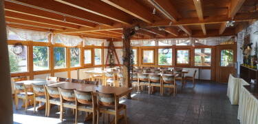 Das Hotelrestaurant serviert abwechslungsreiche Buffets und regionale Gerichte, sodass Sie ein entspanntes Abendessen und ein Glas Wein genießen können, ohne die Anlage zu verlassen.