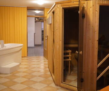 Der er et gratis fitnessrum, og mod et mindre gebyr kan gæster benytte sauna og andre spatilbud.