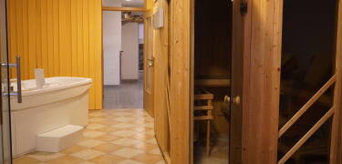 Es gibt ein kostenloses Fitnessstudio, und gegen eine kleine Gebühr können Gäste die Sauna und weitere Spa-Angebote nutzen.