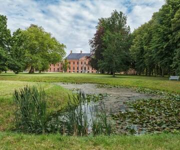 Besuchen Sie das nahegelegene Schloss Bothmer, ein beeindruckendes Barockschloss, das von einer Parkanlage umgeben ist.