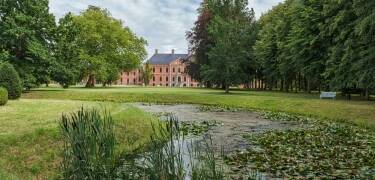 Besøk nærliggende Schloss Bothmer, et imponerende barokkslott omgitt av parklandskap.