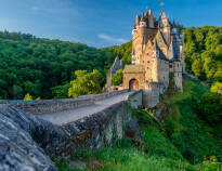 Fra hotellet har dere kun en kort kjøretur til det romantiske gamle slottet Burg Eltz.