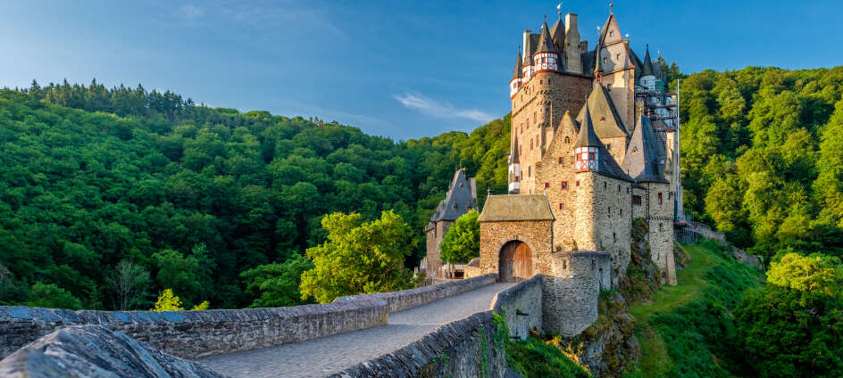 Vom Hotel sind Sie nur eine kurze Fahrt zur romantischen alten Burg Eltz entfernt.