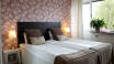 Vælg mellem ophold på et af hotellets nydelige dobbeltværelser, eller i en af de hyggelige lejligheder - begge nyligt renoveret.