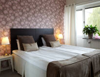 Vælg mellem ophold på et af hotellets nydelige dobbeltværelser, eller i en af de hyggelige lejligheder - begge nyligt renoveret.