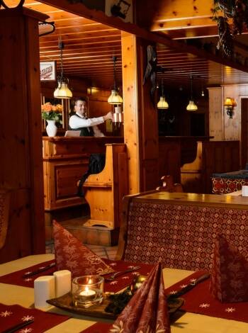Slå er ner i hotellets restaurang och avnjut en god 3-rätters middag eller beställ förfriskningar i baren.