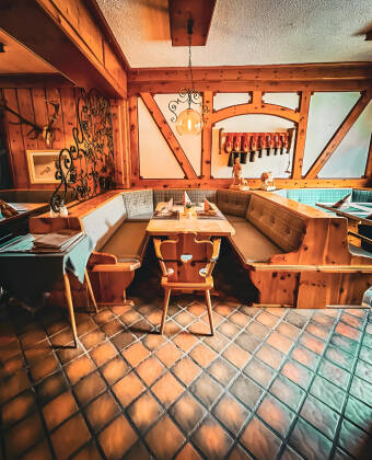 Nyd en dejlig 3-retters middag i hotellets traditionelle restaurant, som byder på regionale tyske retter, og slap af med en drink i baren.