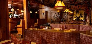 Slå er ner i hotellets restaurang och avnjut en god 3-rätters middag eller beställ förfriskningar i baren.