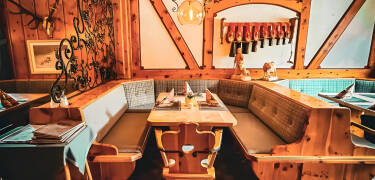 Genießen Sie ein köstliches 3-Gänge-Abendessen im traditionellen Restaurant des Hotels, das regionale Küche serviert, und entspannen Sie bei einem Drink in der Bar.