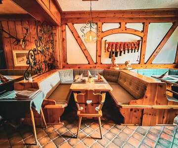 Nyt en nydelig 3-retters middag i hotellets tradisjonelle restaurant, som tilbyr regional tysk mat, og slapp av med noe å drikke i baren.
