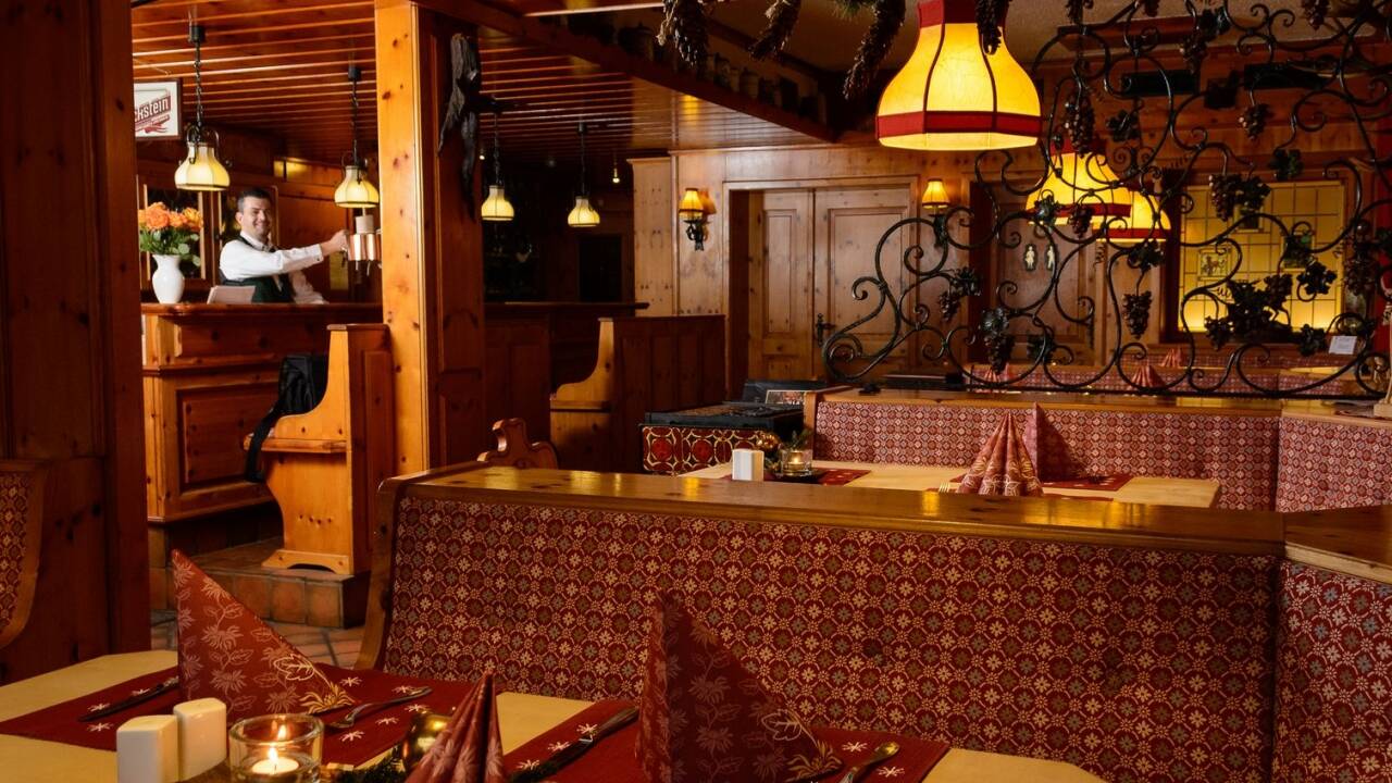 Slå er ner i hotellets restaurang och avnjut en god 3-rätters middag eller beställ förfriskningar i baren.