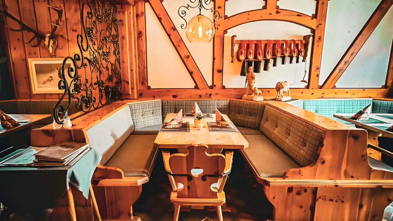 Nyd en dejlig 3-retters middag i hotellets traditionelle restaurant, som byder på regionale tyske retter, og slap af med en drink i baren.