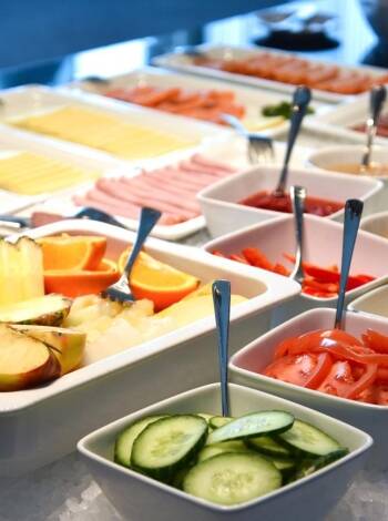 Njut av en utsökt frukost och en lätt middag som ingår i hotellpaketet, vilket gör dina morgnar och kvällar problemfria.