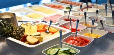 Nyd en lækker morgenmad og en let aftensmad, som er inkluderet i dit ophold, så dine morgener og aftener bliver problemfri.