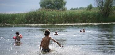 Das klare Wasser und die reizvolle Umgebung des Hugnsees laden zu einer erfrischenden Abkühlung ein.