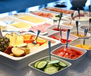 Njut av en utsökt frukost och en lätt middag som ingår i hotellpaketet, vilket gör dina morgnar och kvällar problemfria.