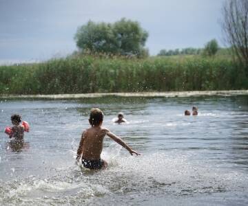 Det klara vattnet och den vackra omgivningen i sjön Hugn gör det till en perfekt plats för ett uppfriskande dopp.
