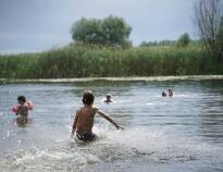 Det klara vattnet och den vackra omgivningen i sjön Hugn gör det till en perfekt plats för ett uppfriskande dopp.