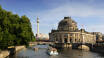 Die beliebte Museumsinsel im Zentrum von Berlin, die Sie auch auf einer Bootsfahrt durch die Stadt erleben können, ist ein Muss.