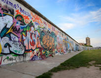 Berlinmuren delte i nesten 45 år Tyskland i to. I dag kan dere bare se en liten rest av muren.