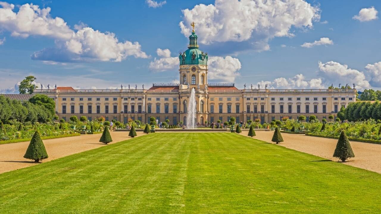 Vest for Berlins centrum i Charlottenburg ligger det imponerende Schloss Charlottenburg, som blev bygget i slutningen af det 17.