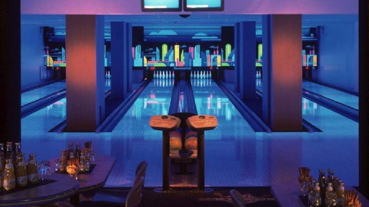 Lige ved hotellet ligger der en bowlinghal, hvor I kan tage en venskabelig dyst om aftenen.