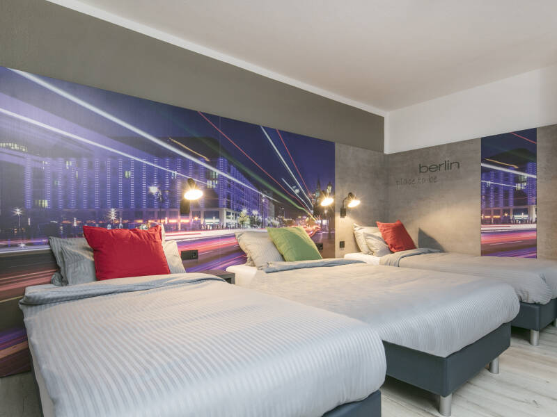 De moderne hotellrommene kan bestilles for opptil 6 personer. Perfekt for en familie!