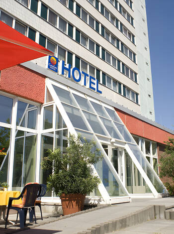 Hotel Berlin Lichtenberg ligger i den store bydelen Lichtenberg, hvorfra dere enkelt, med offentlig transport, kommer dere inn til Alexanderplatz.
