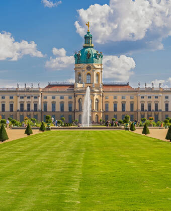 Westlich des Stadtzentrums, in Charlottenburg, liegt das eindrucksvolle Schloss Charlottenburg, das im späten 17. Jahrhundert erbaut wurde.